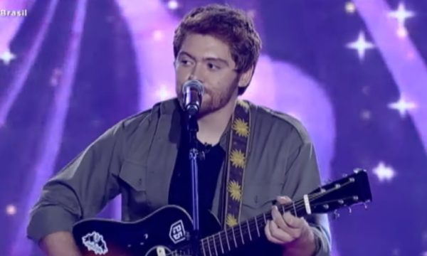 “The Four Brasil”: Ed Sheeran brasileiro surpreende com performance de “Castle On The Hill” e consegue cadeira de finalista; assista!