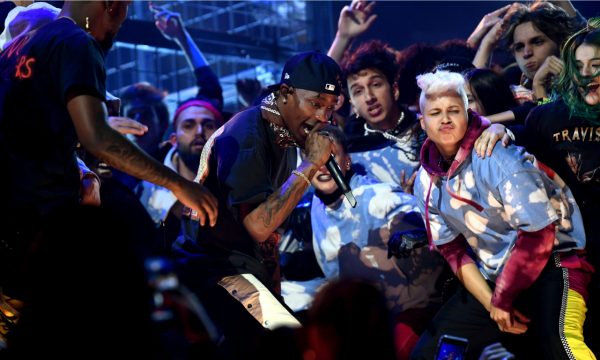 Grammy 2019: Travis Scott apresenta “Stop Trying To Be God” e “No Bystanders” e traz o melhor tipo de caos para o palco da premiação! Vem ver