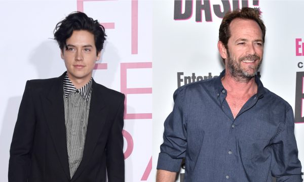 No James Corden, Cole Sprouse fala sobre superação da perda de Luke Perry em “Riverdale”: “Estamos nos recuperando”