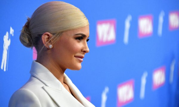 Aos 21, Kylie Jenner se torna a bilionária ‘self-made’ mais jovem do mundo, e Forbes revela detalhes impressionantes de sua empresa