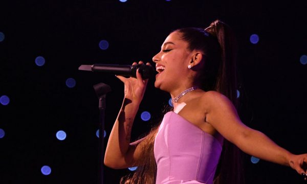 Ariana Grande surpreende em turnê, arrasa na primeira performance de faixa ainda não lançada e faz promessa aos fãs; vem assistir!