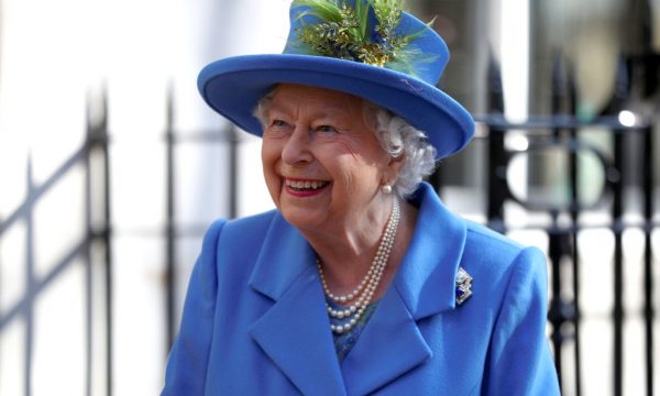 Rainha Elizabeth II aparece com mão roxa em foto e preocupa súditos; veja imagem!