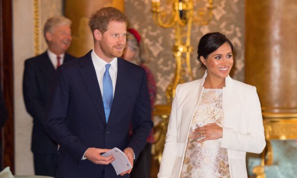 Meghan Markle quebra protocolos e procura por babás homens e americanos, diz jornal