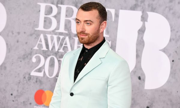 Sam Smith revela pensar em redesignação sexual e relembra lipoaspiração aos 12 anos de idade: ‘Tristeza’
