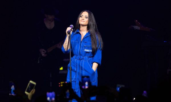 Demi Lovato critica manchete que falava de seu “corpo cheinho”: “Eu sou mais do que meu peso”