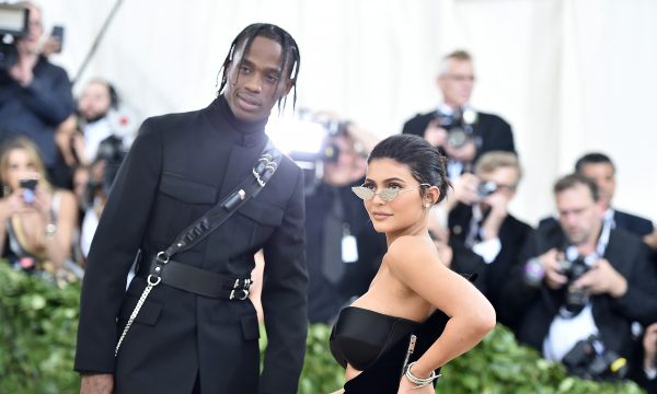 Travis Scott retorna à turnê após rumores de traição, e se declara para Kylie Jenner; assista