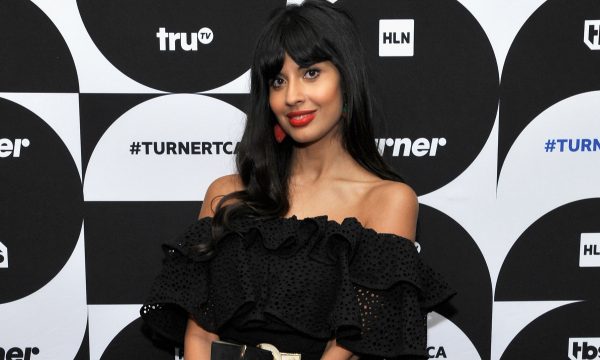 Atriz de ‘The Good Place’, Jameela Jamil se revolta com edição em foto para clarear sua pele: “Não sou assim”