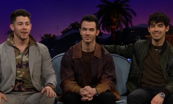 Vídeo – Joe Jonas revela detalhes de futuro casamento com Sophie Turner e tira sarro das “18 cerimônias” de Nick