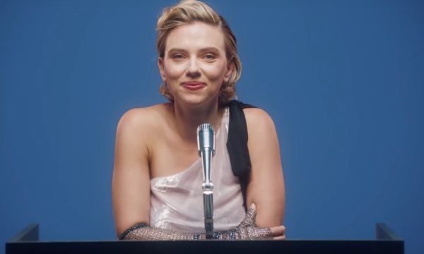 Vídeo: Scarlett Johansson diz que gostaria de beijar Penélope Cruz de novo e revela ‘tragédia’ com vestido em Red Carpet
