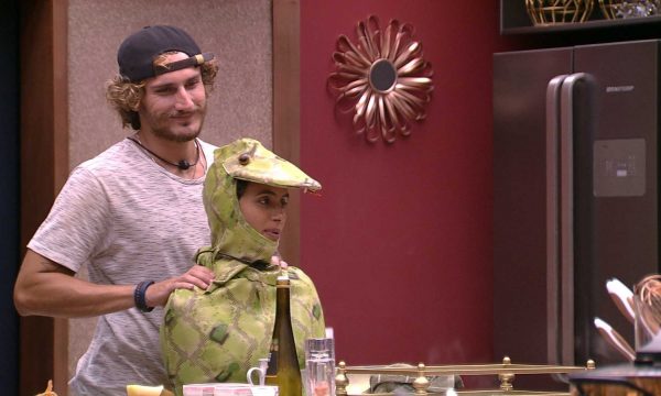 BBB 19: Alan faz massagem nos pés de Carol, e sister brinca: ‘Vai ficar sexy, o mozão me dando castanha na boca’