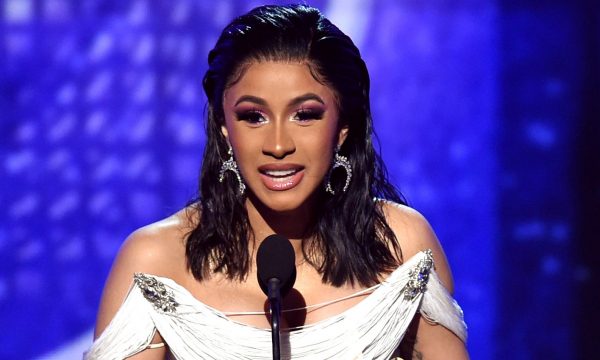 Cardi B responde a críticas após vídeo em que revela que drogava e roubava homens: “Não tenho orgulho disso”
