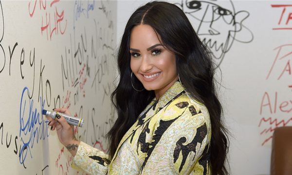 Demi Lovato dá buquê de rosas para si mesma e o cartão é emocionante; vem ver!
