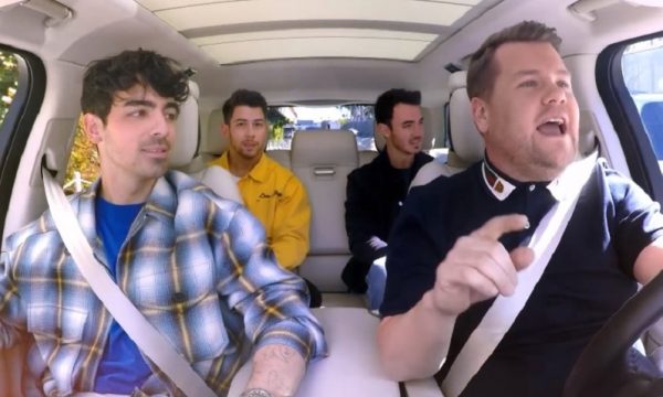 Jonas Brothers cantam seus grandes hits e fazem revelações com detector de mentiras no “Carpool Karaoke”; assista
