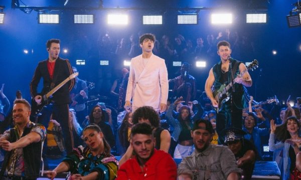 Jonas Brothers fazem primeira performance na TV do single de retorno “Sucker”; vem assistir!