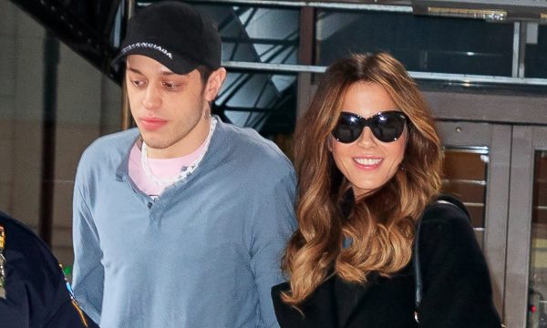 Após rumores, Pete Davidson e Kate Beckinsale confirmam namoro com beijão em jogo; veja fotos