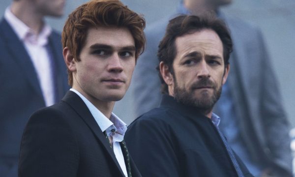 “Riverdale”: Showrunner anuncia episódio final de Luke Perry para esta semana e dá detalhes sobre cenas: “Lindo momento”