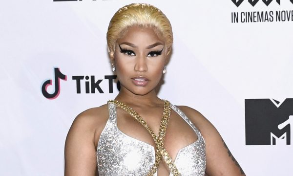 Nicki Minaj tem show cancelado de última hora e grupo de fãs grita nome de Cardi B em protesto; Rapper explica incidente