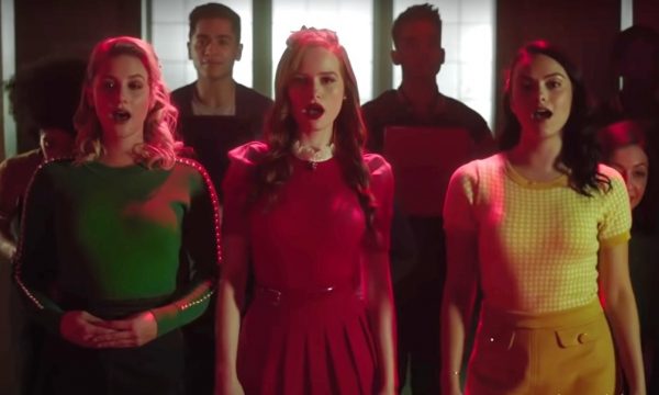 “Riverdale”: Elenco encarna personagens da comédia “Heathers” em prévias do novo episódio musical; assista