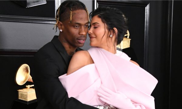Travis Scott se pronuncia sobre comentários de traição a Kylie Jenner, e explica cancelamento de show