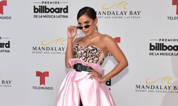 Anitta dá selinho em repórter no tapete vermelho de premiação após pergunta sugestiva dele; vem ver!