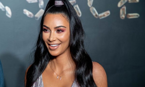Kim Kardashian surpreende ao revelar detalhes de look polêmico: ‘Não usei nem fita adesiva!’