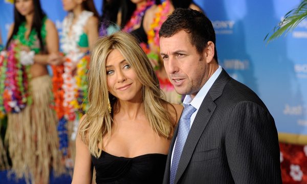 Adam Sandler se diverte comentário da esposa: ‘Por que não me casei com Jennifer Aniston?’