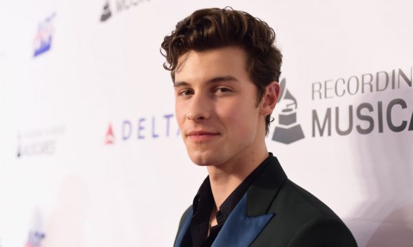 Shawn Mendes analisa relação com maconha e comenta especulações sobre sua sexualidade: ‘Doloroso’