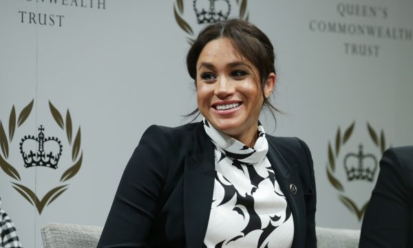 Meghan Markle quebra outra tradição e recusa equipe médica da família real para seu parto, diz jornal