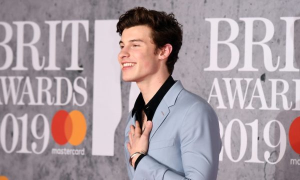 Shawn Mendes é barrado na entrada de bar na Irlanda e fãs criam memes hilários da cena; veja vídeo!