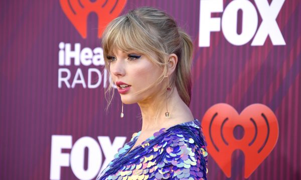 Taylor Swift reage a colisão de carro em seu portão com comentário hilário em post de fãs; vem ver!