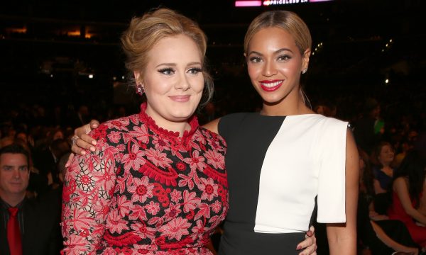 Adele divulga troca de mensagens com amigo e mostra ansiedade pelo novo documentário de Beyoncé; confira!