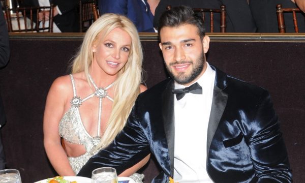 Namorado de Britney Spears pede que fãs parem de se preocupar com internação da cantora e diz que ela está “excelente”; veja vídeo