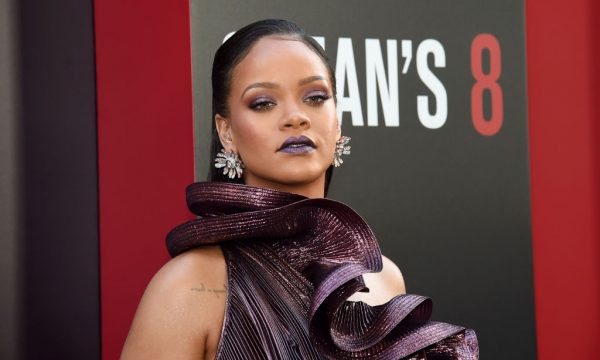 Debochada! Rihanna rebate fãs que pediram que ela voltasse para a música; vem ver!