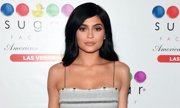 Bilionária dos cosméticos, Kylie Jenner é flagrada em momento raro, sem maquiagem; veja fotos