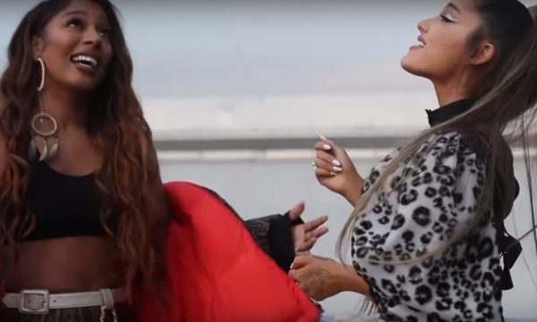 Ela não para! Ariana Grande lança clipe inédito de “Monopoly” ao lado da amiga Victoria Monét; vem assistir!