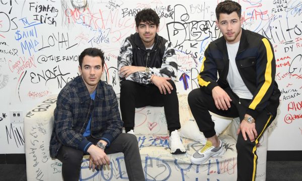 Jonas Brothers relembram comportamento ‘pouco saudável’ que fez o grupo se separar em 2013 e revelam o que motivou o retorno