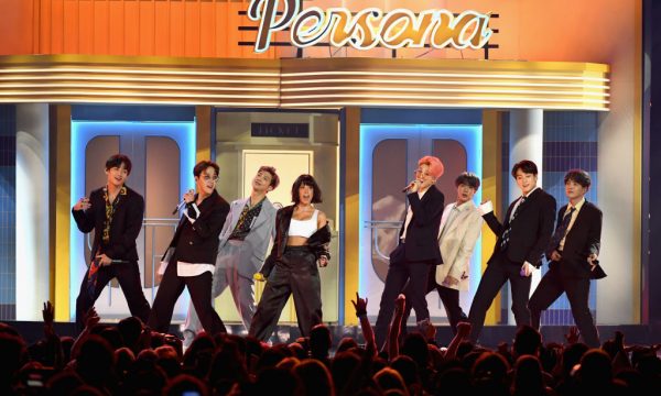 BBMA 2019: BTS e Halsey apresentam “Boy With Luv” juntos pela primeira vez e ARRASAM na coreo; vem ver!
