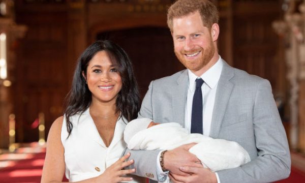 Príncipe Harry e Meghan Markle posam para as primeiras fotos com o bebê e comentam sobre com quem ele se parece!