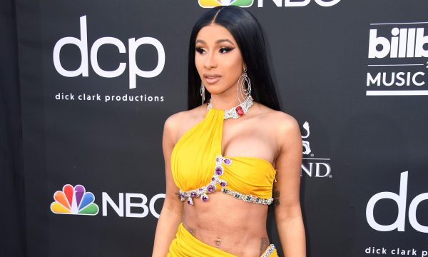 Em entrevista, Cardi B revela ter reconstruído seios após nascimento de Kulture: “Minha filha me f****”
