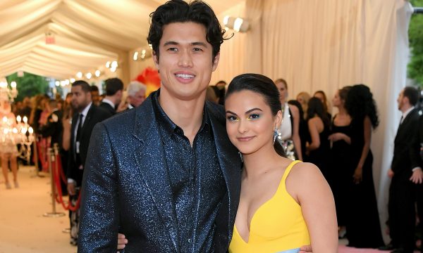 FOFO! Charles Melton diz que escreve cartas de amor para Camila Mendes para “manter romance vivo”