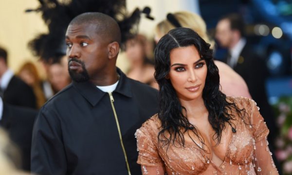 Kim Kardashian deleta foto de Psalm das redes sociais após críticas e alerta sobre risco de morte súbita infantil; vem entender