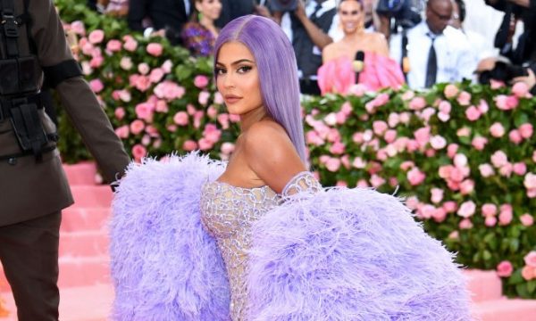 Kylie Jenner expande seus negócios e registra novas marcas para cabelos e produtos infantis, diz TMZ