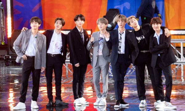 BTS ARRASA em performances ao vivo de ‘Boy with luv’ e ‘Fire’ no ‘GMA’ para fãs ‘acampados’ há mais de uma semana!