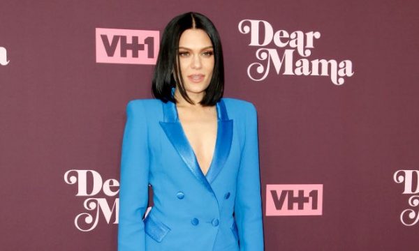 Jessie J mostra erro em tatuagem e rebate críticas de haters: “São minhas letras com minha música”
