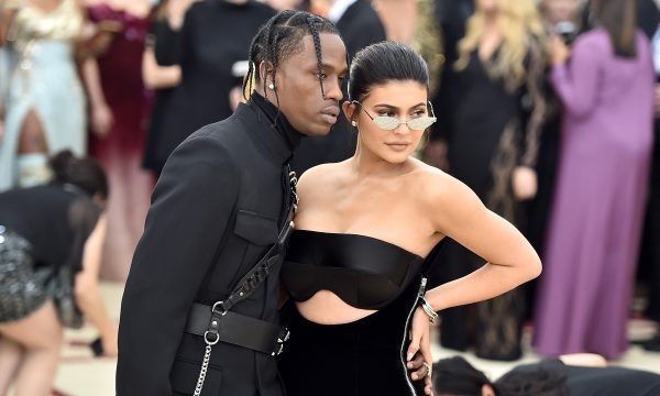 Kylie Jenner faz tatuagem em braço de Travis Scott durante festa; veja vídeo