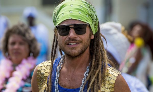 ‘Verão 90’: Emilio Dantas revive Beto Falcão para novela das 7; saiba detalhes da cena!