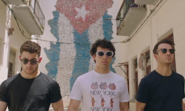 Meninos do Jonas Brothers se emocionam ao falar sobre rompimento e retorno da banda no trailer do documentário “Chasing Happiness”; assista