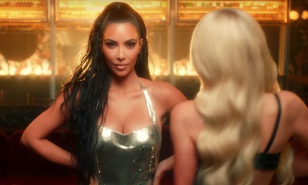 Kim Kardahsian dá show de close e carão no novo clipe de Paris Hilton; assista a “Best Friend’s Ass”