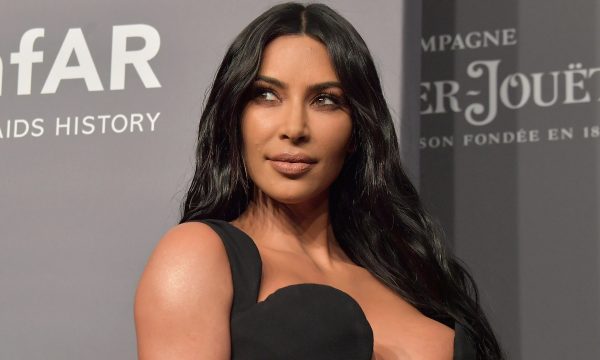 Engajada! Kim Kardashian visita preso que está no corredor da morte há 35 anos: “Reunião emocionante”
