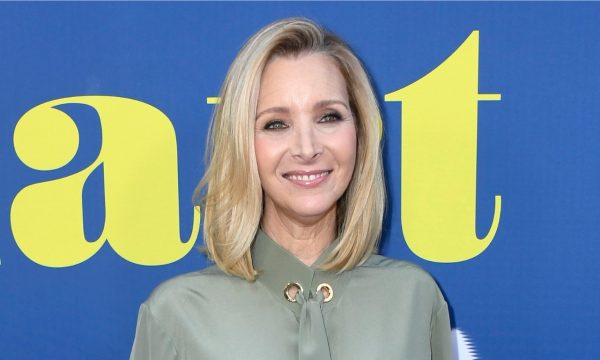 Lisa Kudrow revela motivo de não assistir a “Friends” e mostra presente especial que ganhou de Matthew Perry quando a série acabou